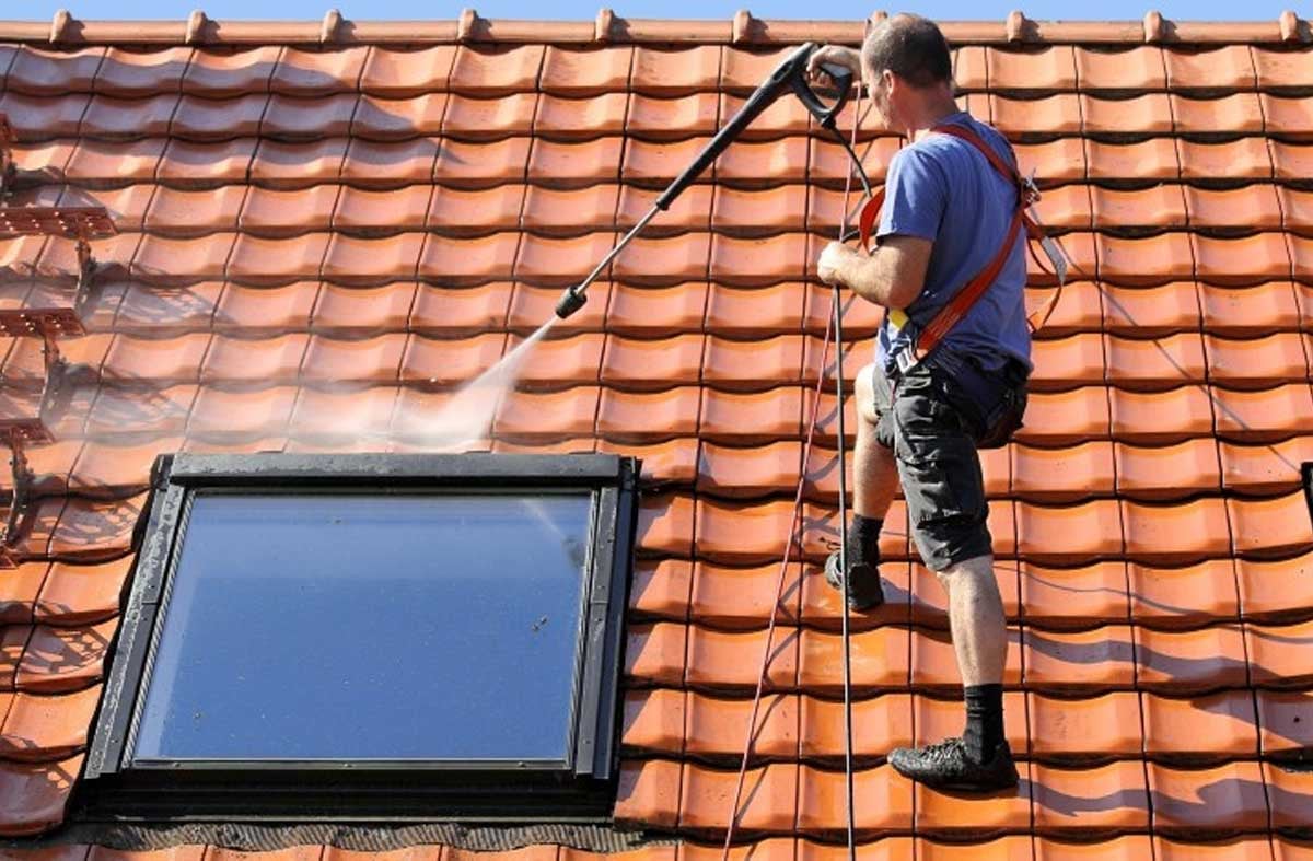spraying-roof-tiles-with-washer